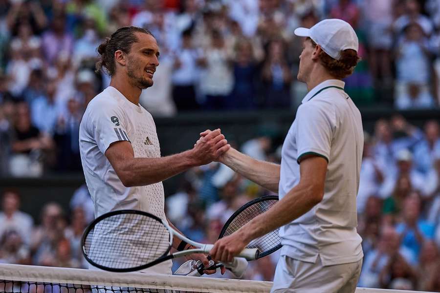 Jannnik Sinner a Alexander Zverev po wimbledonském finále. Jannnik Sinner a Alexander Zverev po wimbledonském finále.