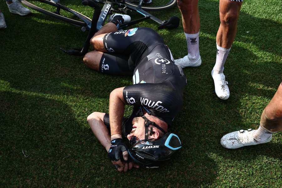 John Degenkolb am Boden nach seinem Sturz beim Radsport-Klassiker Paris-Roubaix.