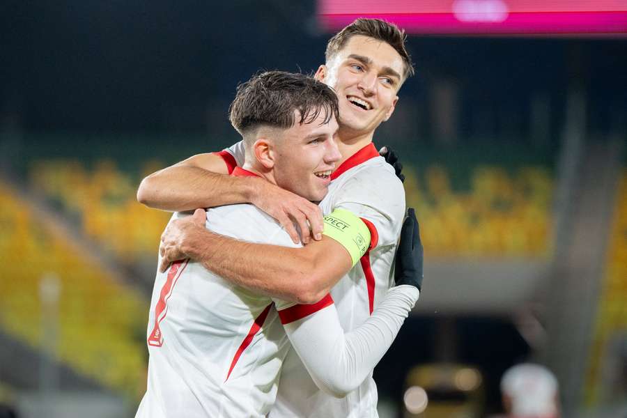 Oskar Pietuszewski i Tomasz Pieńko cieszą się z gola dla reprezentacji Polski U21.