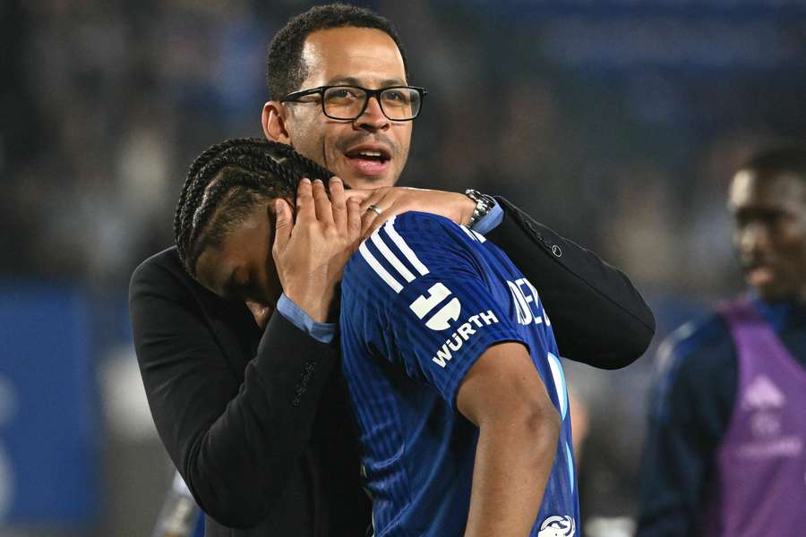 Andrey Santos felicitado pelo treinador Liam Rosenior