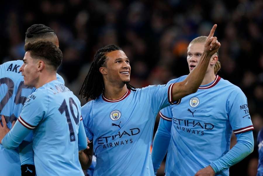 Manchester City bejubelt den Treffer von Ake (65.)