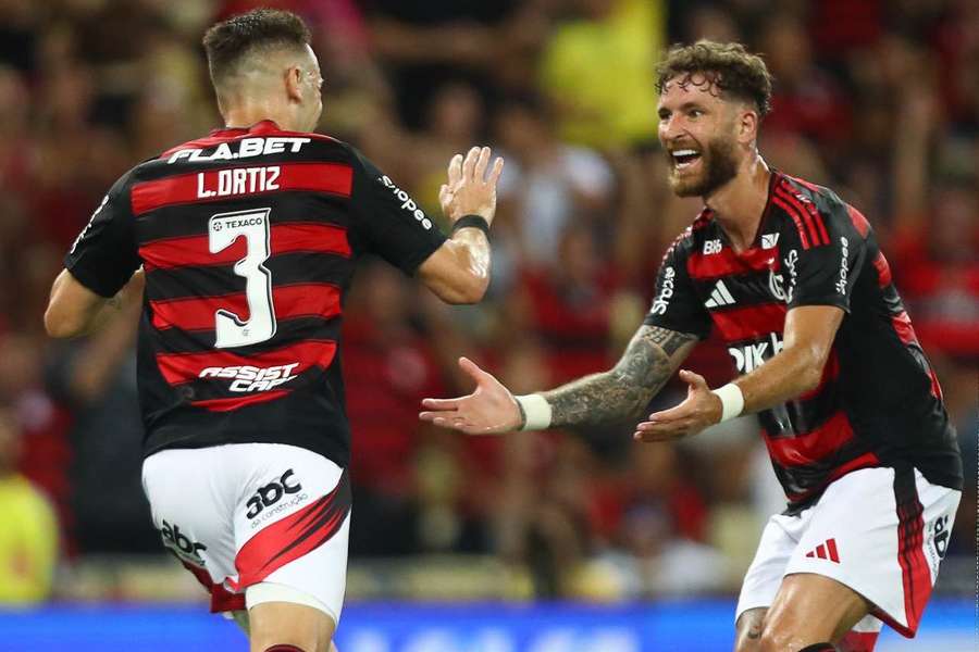 Léo Ortiz e Léo Pereira celebram gol do Flamengo