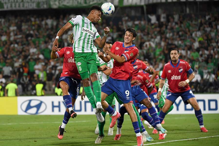 William Tesillo y Gonzalo Petit disputan un balón aéreo