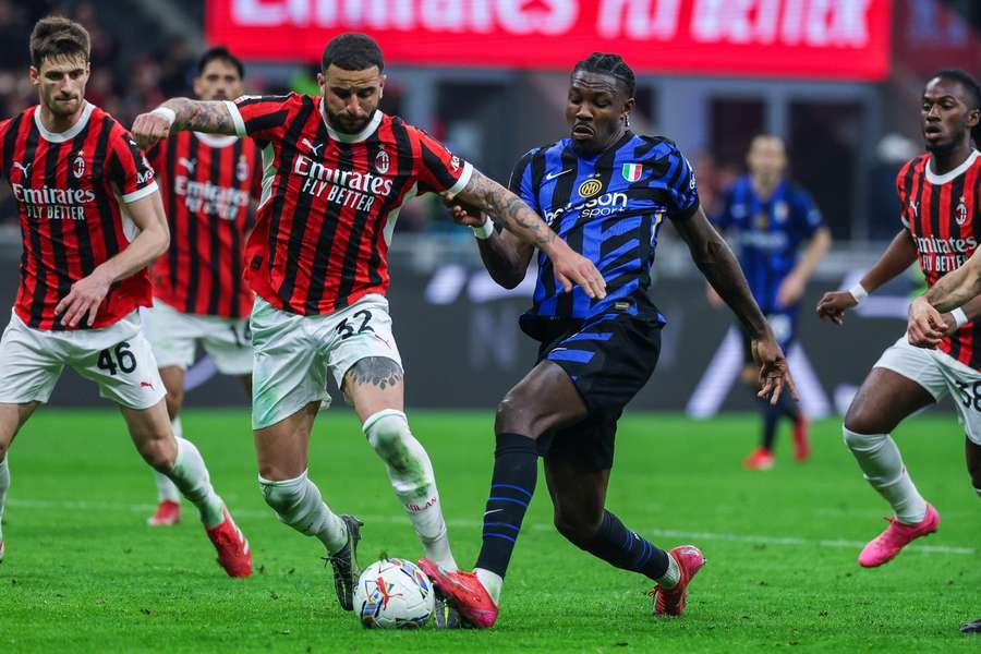 Milánske derby v prvom semifinálovom stretnutí nespoznalo víťaza.