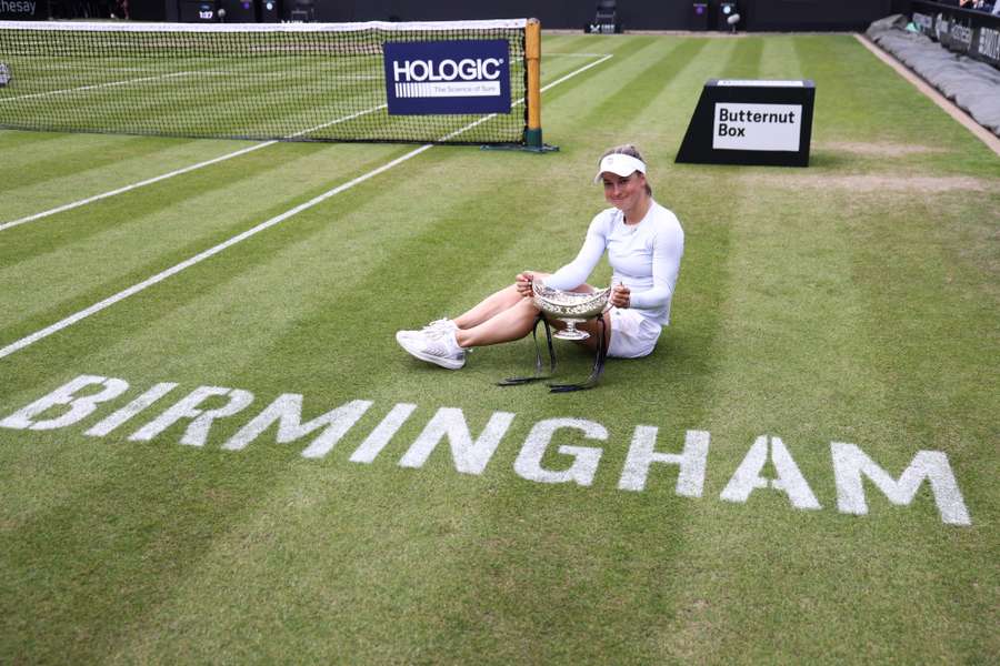 Yulia Putintseva com o troféu em Birmingham Yulia Putintseva com o troféu em Birmingham