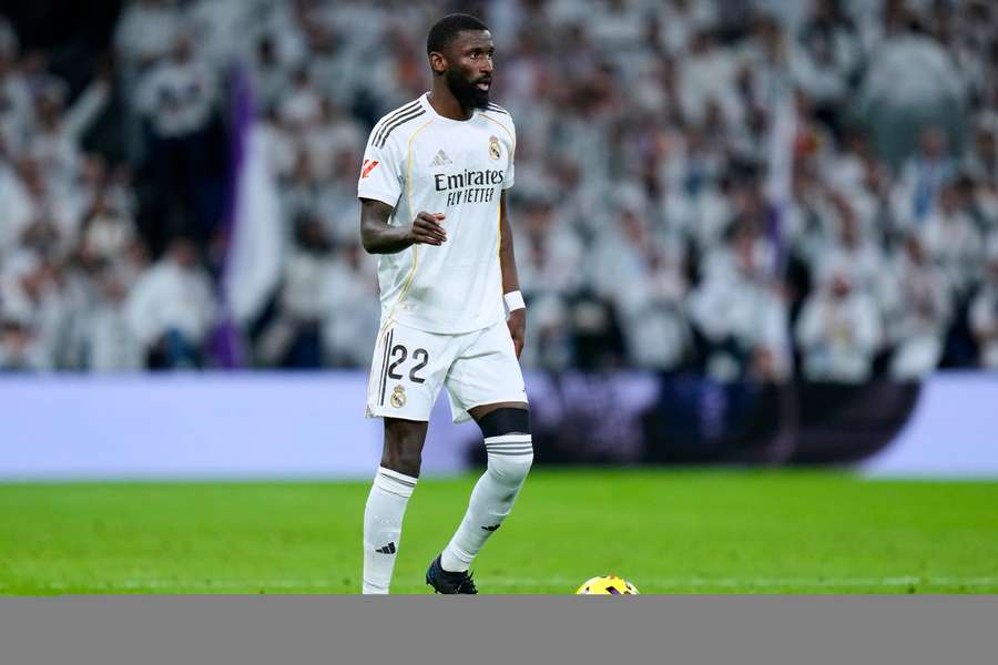 Antonio Rudiger rozważa powrót do Premier League w związku z zainteresowaniem Chelsea i klubów z Arabii Saudyjskiej