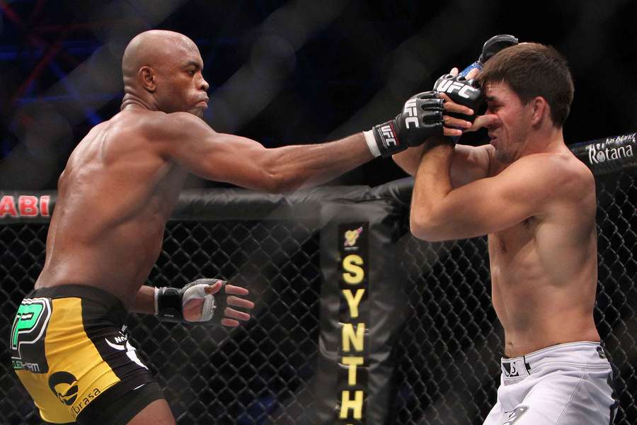 Anderson Silva e Demian Maia em luta histórica pelo UFC 112, em 2010. 