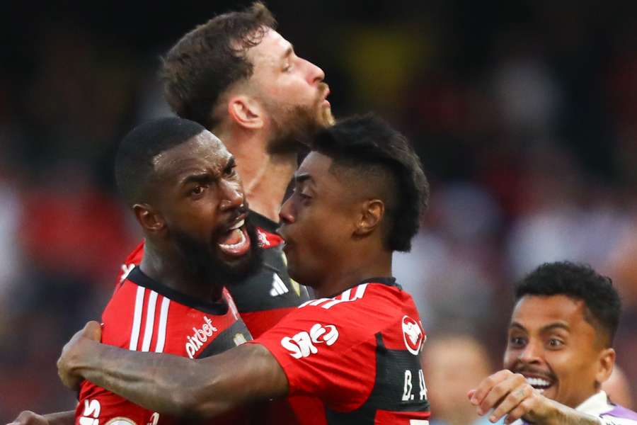 Gerson vibra com gol da vitória do Flamengo