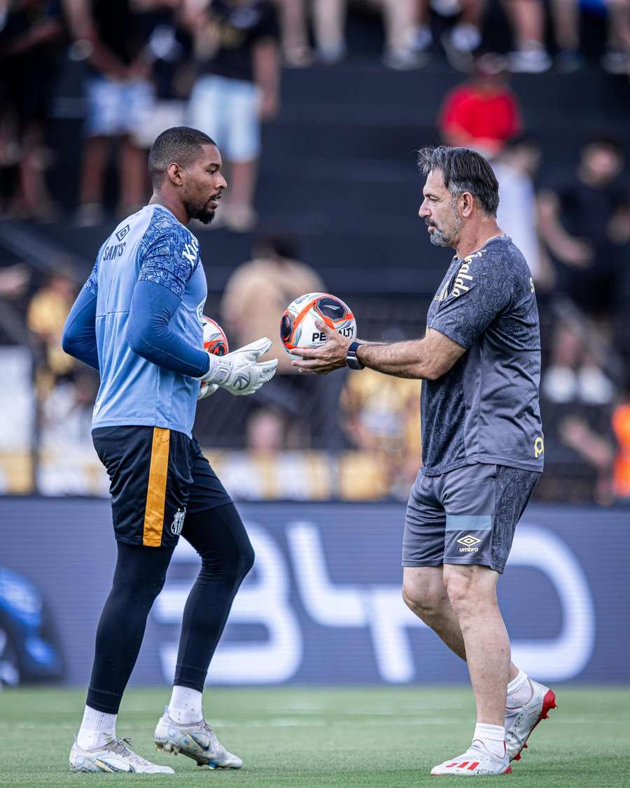 Belman em ação ao lado do goleiro Jhon