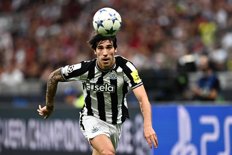 Tonali in action for Newcastle in the Champions League