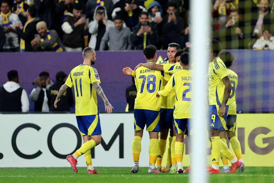 Jogadores do Al Nassr abraçam Cristiano Ronaldo