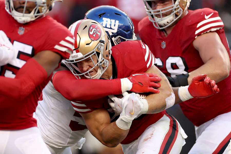 Christian McCaffrey vecht richting de end zone voor wéér een touchdown