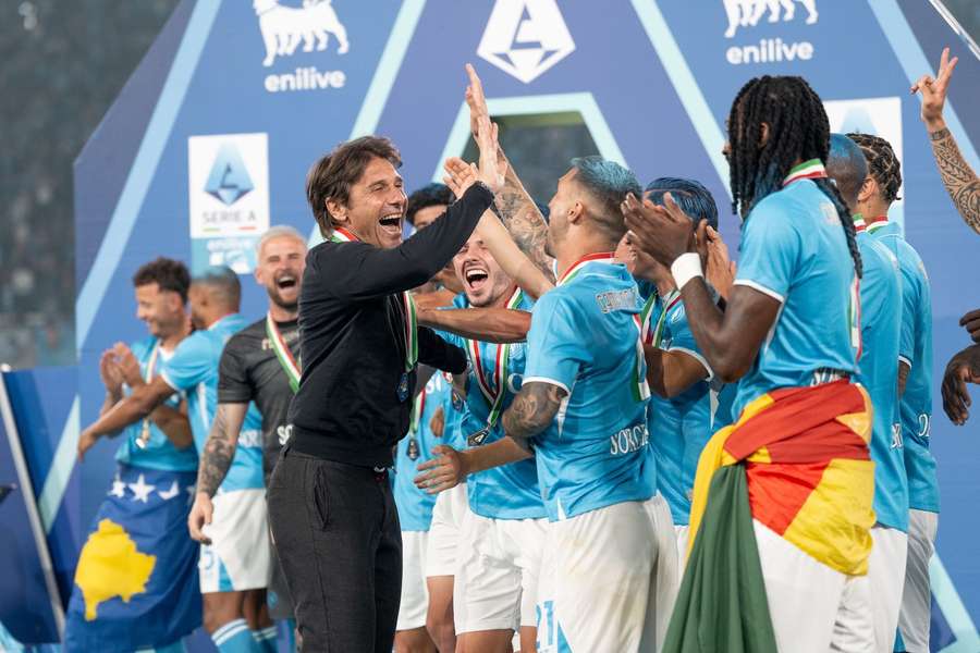 Conte se raduje ze svého třetího scudetta. Conte se raduje ze svého třetího scudetta.