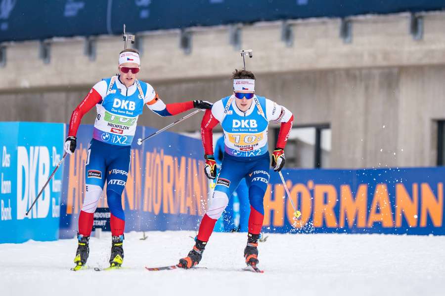 Českým biatlonistům se štafeta v Hochfilzenu nepovedla, závod dokončili na 12. místě