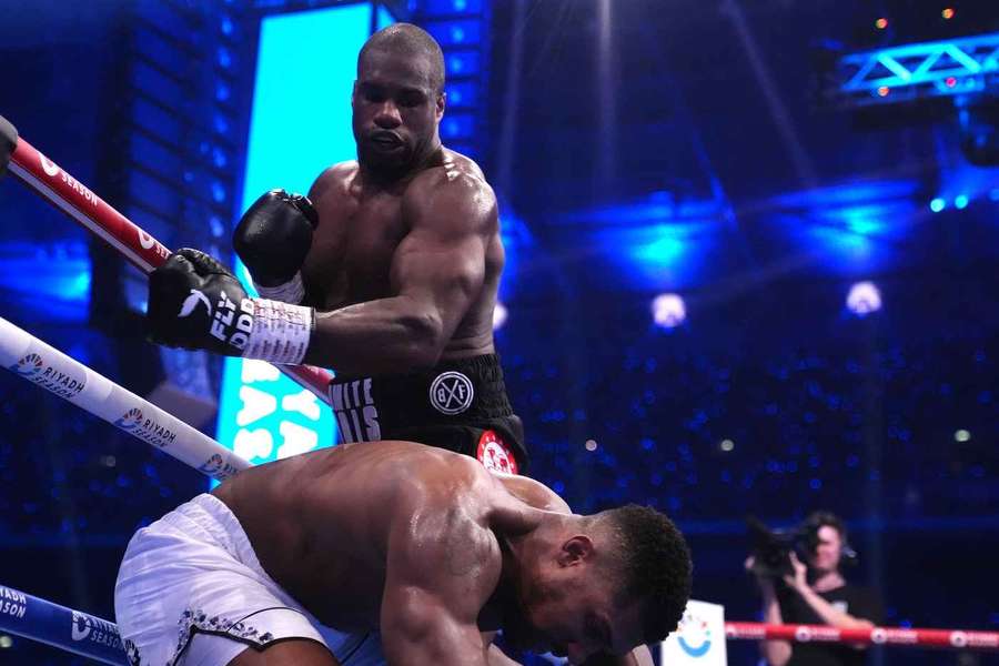 Daniel Dubois (à droite) porte un coup à Anthony Joshua lors du combat IBF World Heavyweight. 