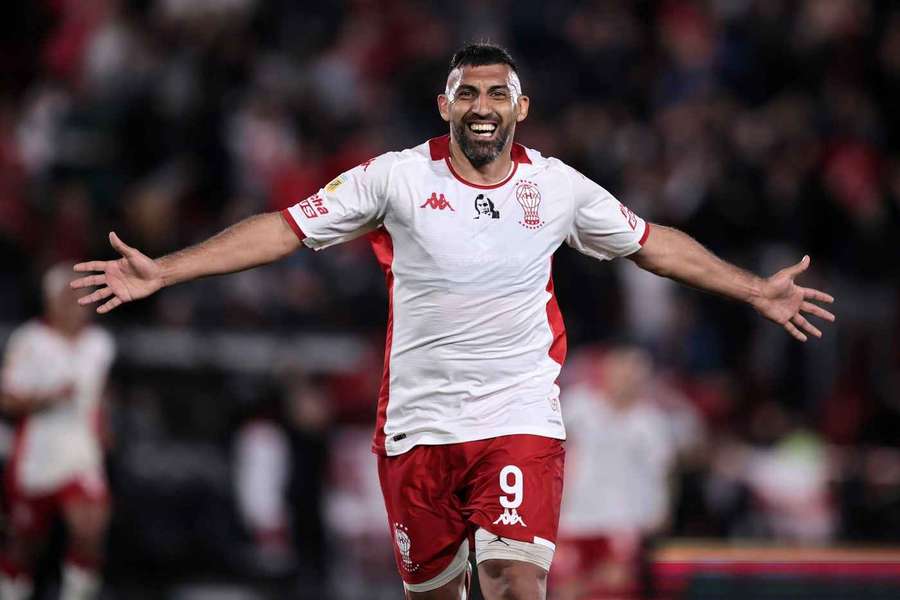 Wanchope Ábila celebra un gol para Huracán.