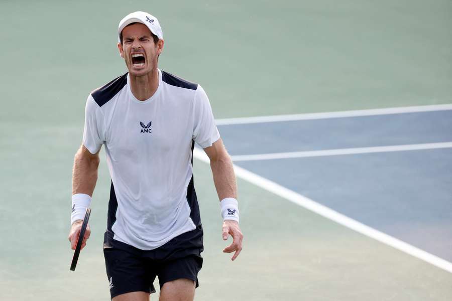 Andy Murray ruge de alegria depois de ganhar um ponto contra Brandon Nakashima
