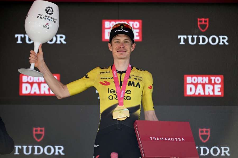 Jonas Vingegaard após a 14.ª etapa no Giro Jonas Vingegaard após a 14.ª etapa no Giro