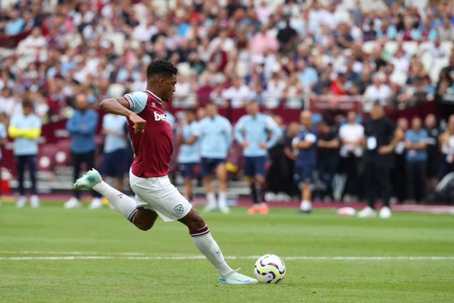 Luis Guilherme in action for West Ham