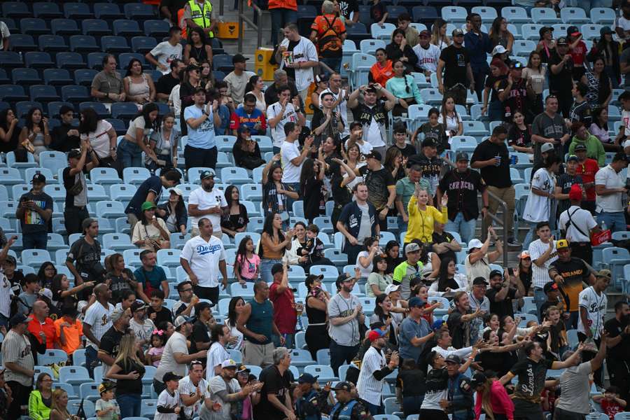 Algunos aficionados durante el partido