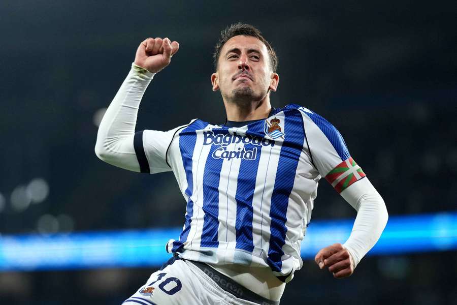 Oyarzabal celebra un gol