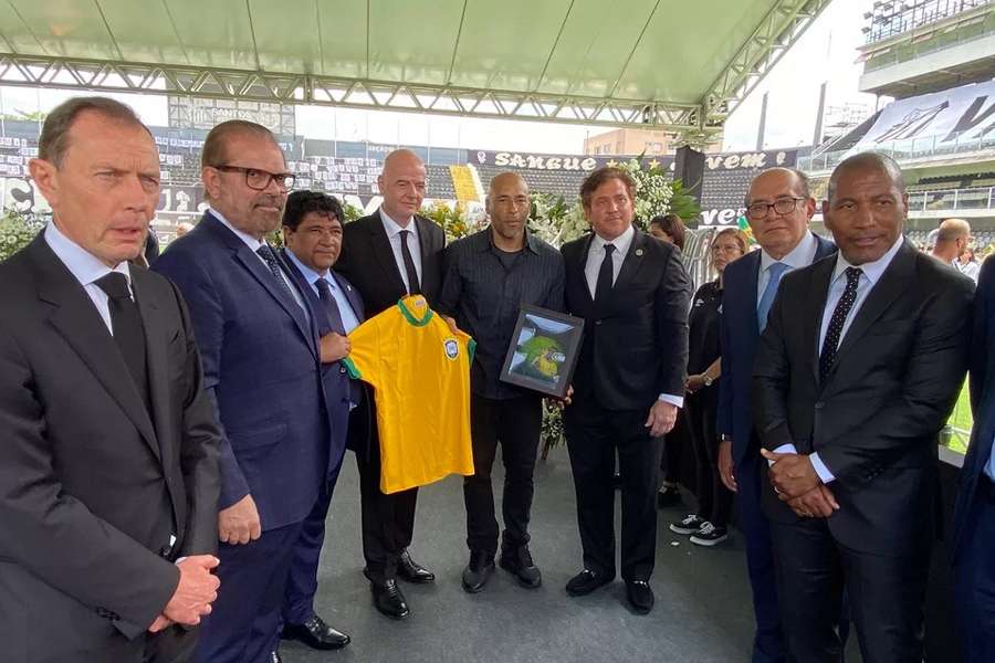Infantino asistió al velatorio de Pelé junto con otros mandatarios del fútbol.