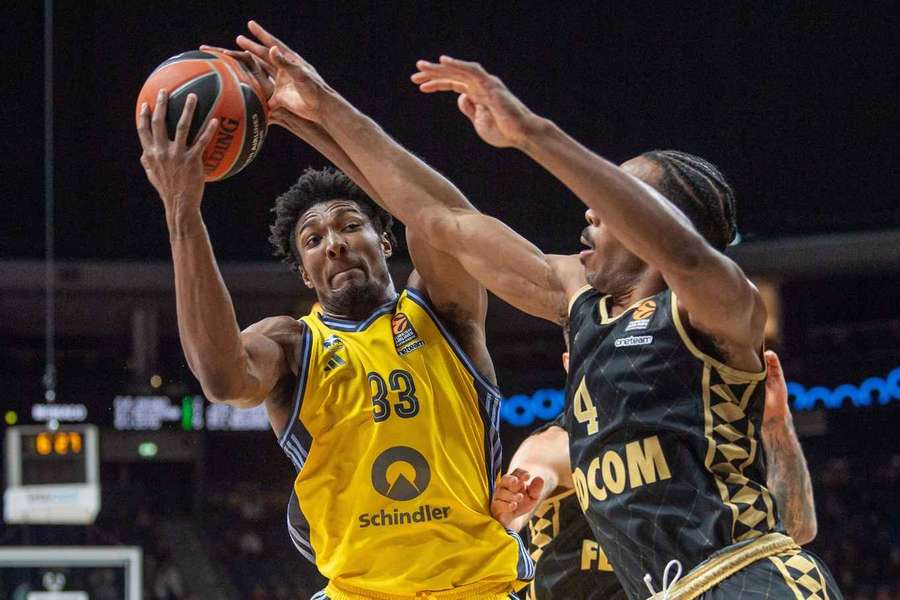 Alba-Profi David McCormack (l.) am Ball