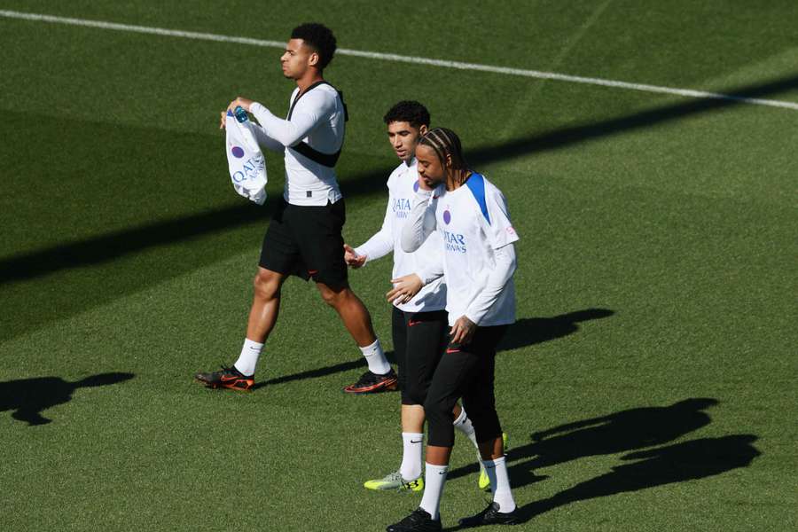 Bradley Barcola (sur la droite) à l'entraînement ce mardi avec Achraf Hakimi et Désiré Doué. Bradley Barcola (sur la droite) à l'entraînement ce mardi avec Achraf Hakimi et Désiré Doué.