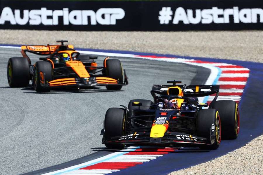 Verstappen a su distancer les McLaren.