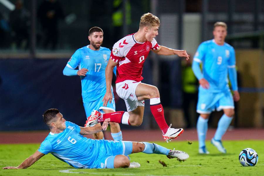 San Marinos træner mener, at de danske spillere skulle have sparket bolden ud i forbindelse med scoringen til 1-2.