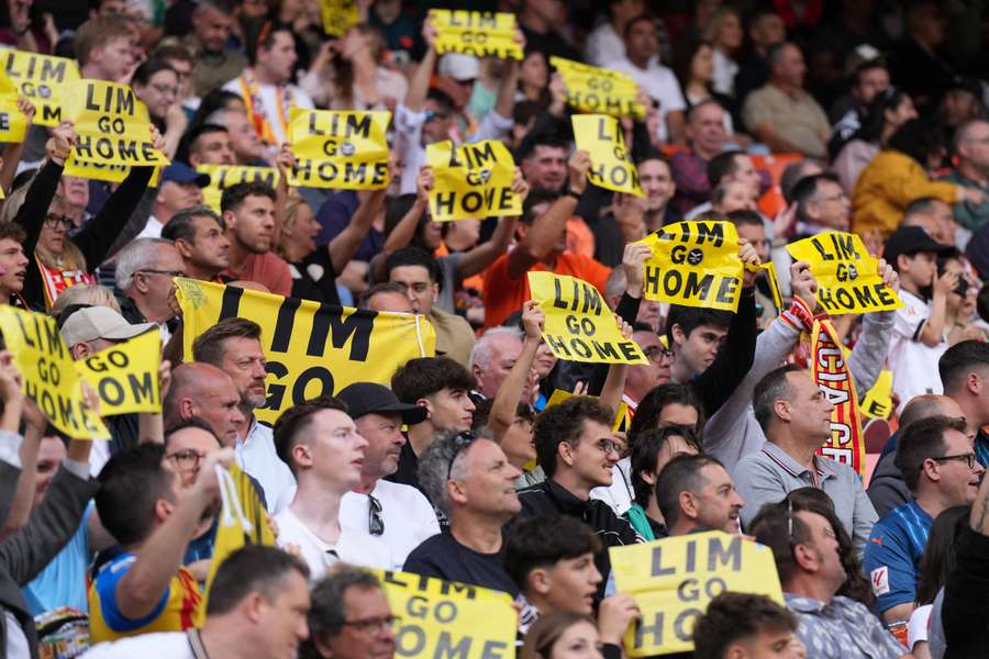 Valencia fans protest against Lim