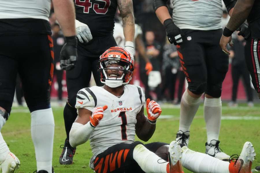 Le receveur des Bengals de Cincinnati, Ja'Marr Chase, réagit au sol après une réception de premier essai contre les Cardinals de l'Arizona.