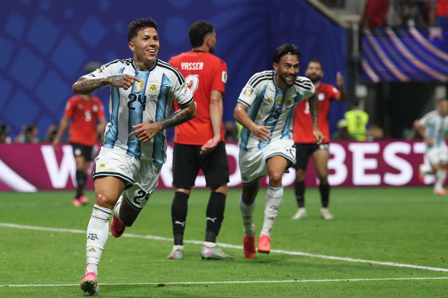 Enzo Fernández, milieu de terrain de l'Argentine, célèbre le troisième but de son équipe lors du huitième de finale de la Coupe du monde 2026 entre l'Argentine et l'Égypte, le 7 juillet 2026 à Atlanta Enzo Fernández, milieu de terrain de l'Argentine, célèbre le troisième but de son équipe lors du huitième de finale de la Coupe du monde 2026 entre l'Argentine et l'Égypte, le 7 juillet 2026 à Atlanta