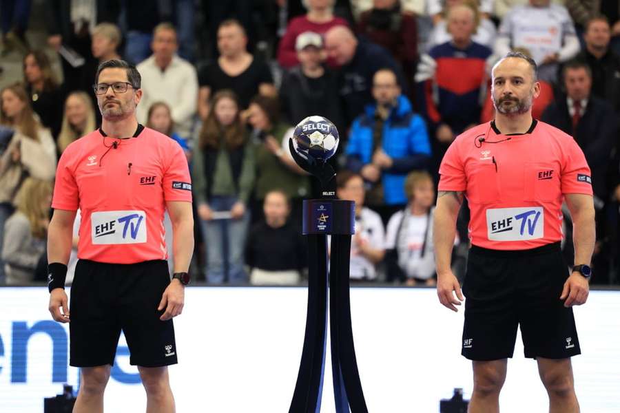A dupla de árbitros Roberto Martins e Daniel Martins vai estrear-se na Alemanha num Campeonato da Europa de andebol