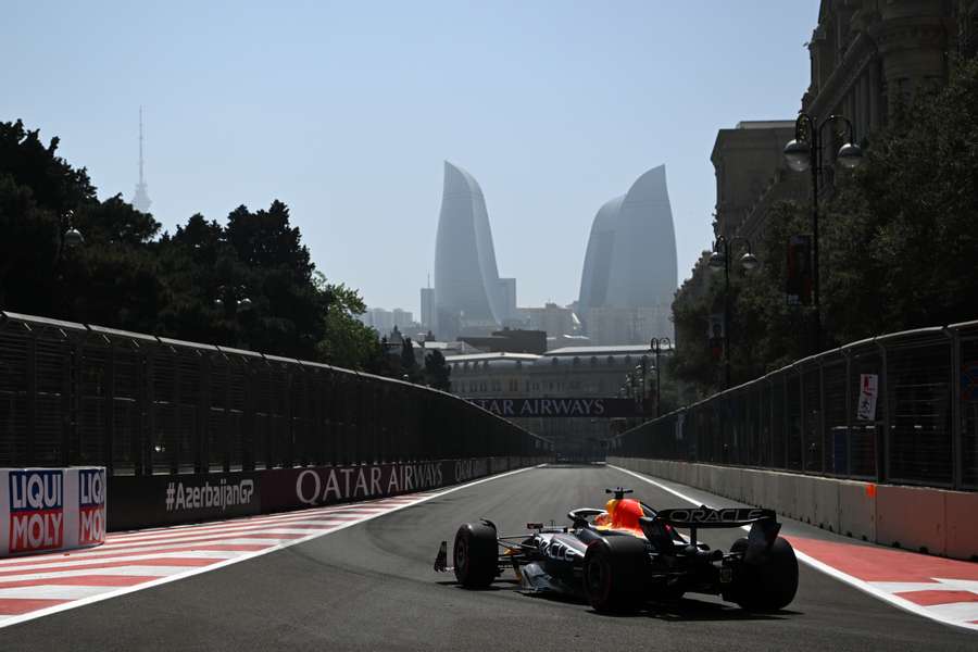 Max Verstappen foi o mais rápido nas ruas de Baku