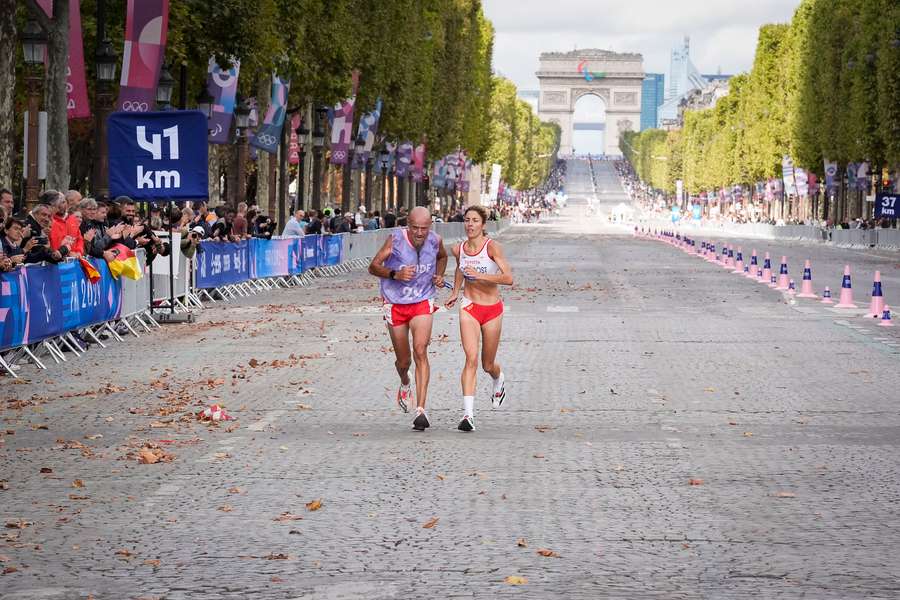 Elena Congost y su guía, llegando a meta en París