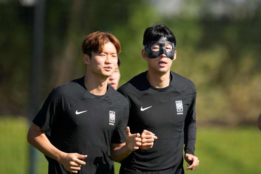 Son poate juca pentru Coreea de Sud împotriva Uruguayului, dar cu mască