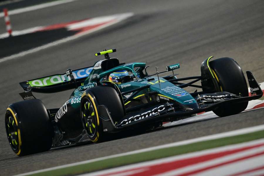 Fernando Alonso sem volante durante curva do treino