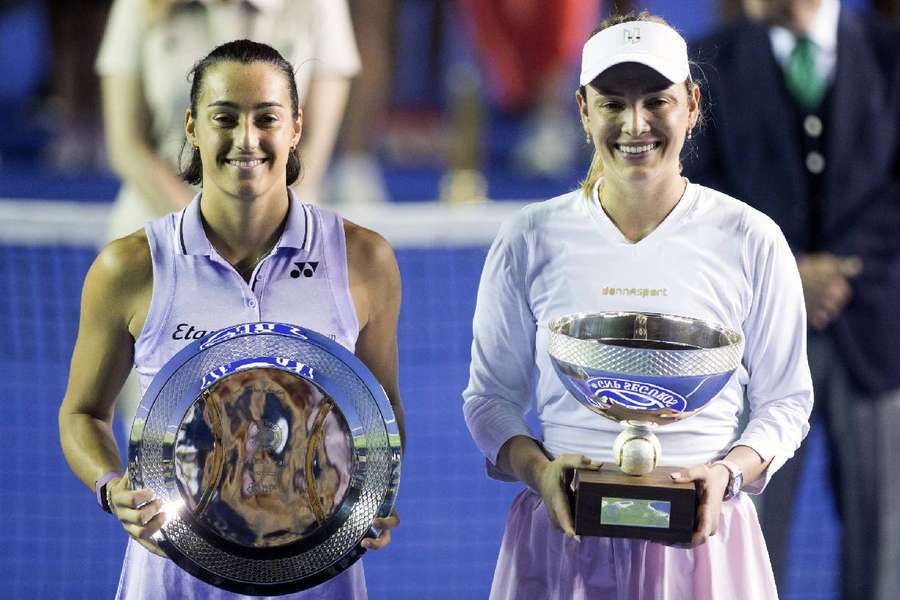 Caroline Garcia cette nuit avec son trophée de finaliste.