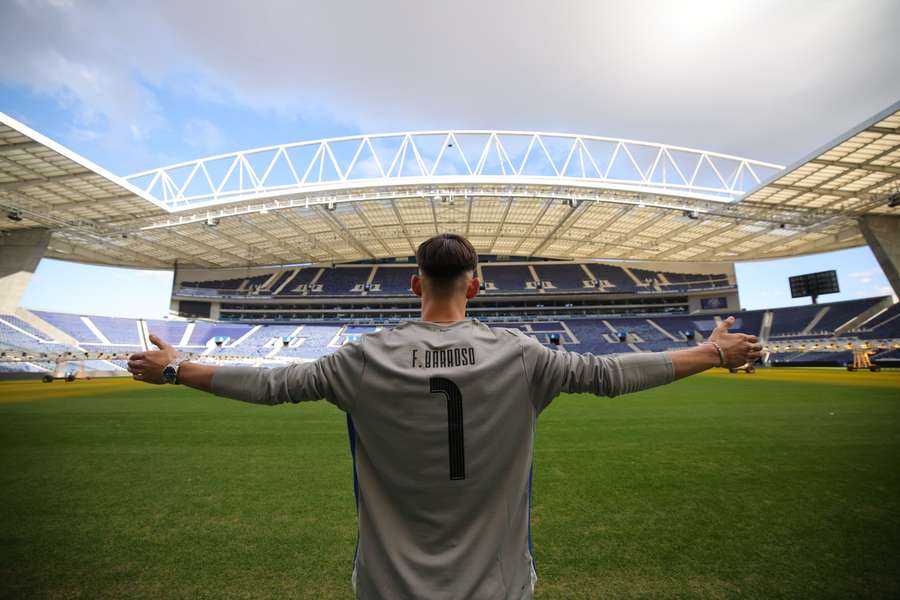 Francisco Barroso no Estádio do Dragão após a assinatura do contrato