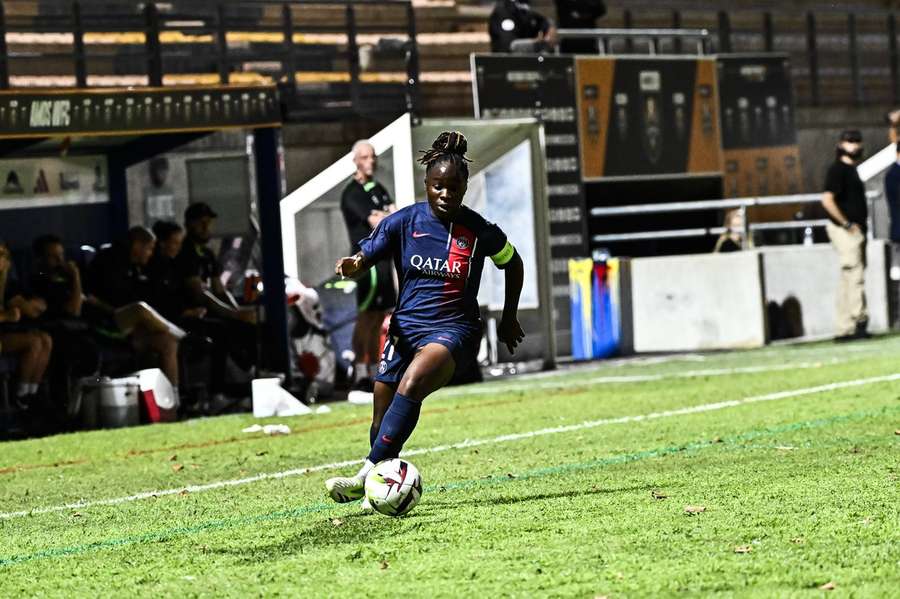 Sandy Baltimore usando a braçadeira de capitã do PSG