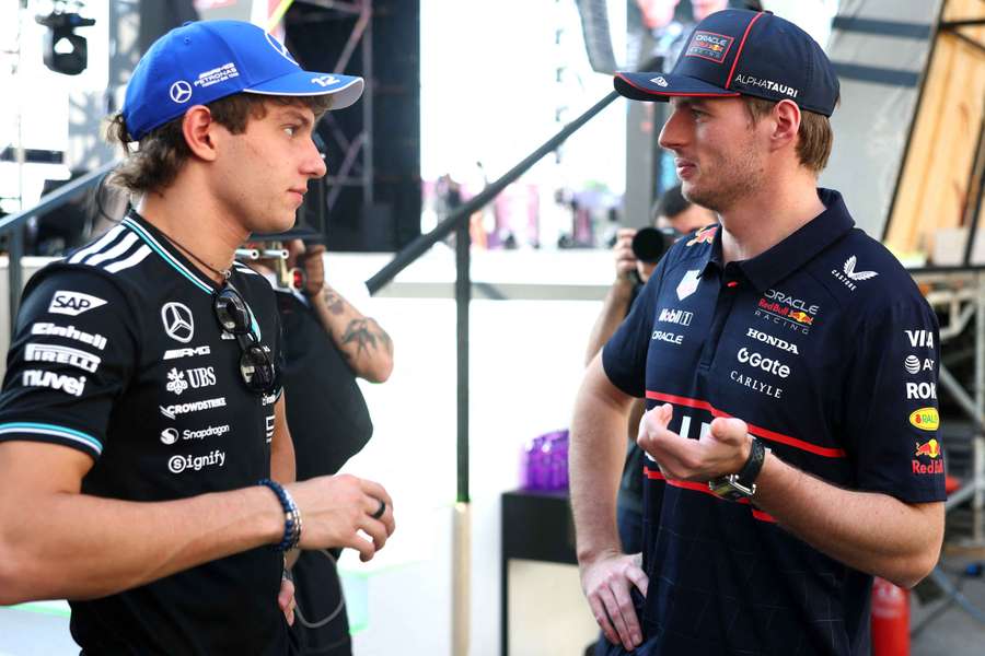 Andrea Antonelli (I) y Max Verstappen (D)