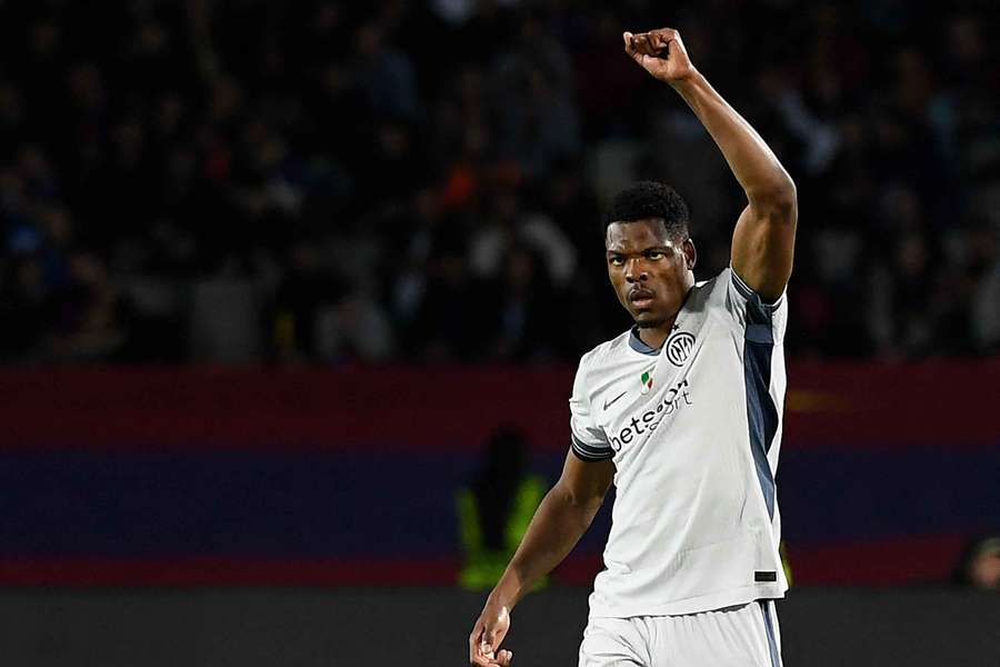 Dumfries exulta após o golo contra o Barcelona