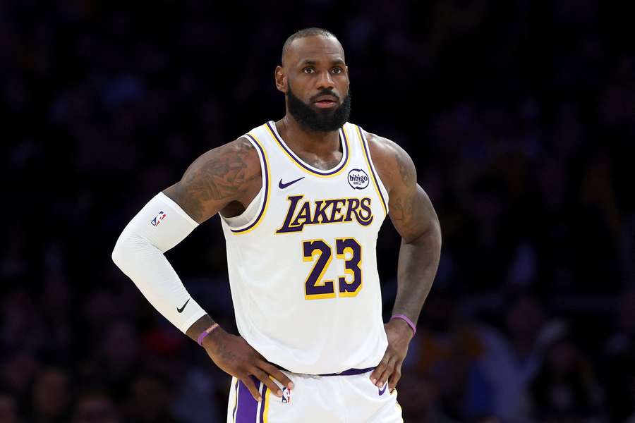 LeBron James a acceptat cea mai mare reducere salarială din istoria NBA LeBron James a acceptat cea mai mare reducere salarială din istoria NBA