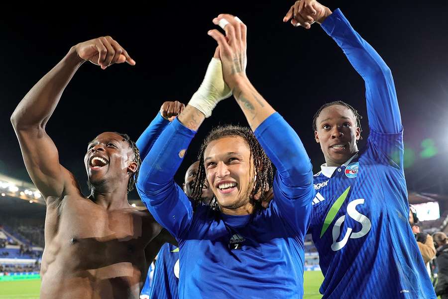 Diego Moreira acclamé par ses coéquipiers strasbourgeois après son premier but en professionnel, face à l'OM.
