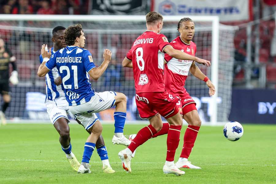 Niedziela z Ekstraklasą: Lech pokonuje w końcówce Widzew, Szkuryn bohaterem w Śląskim Klasyku