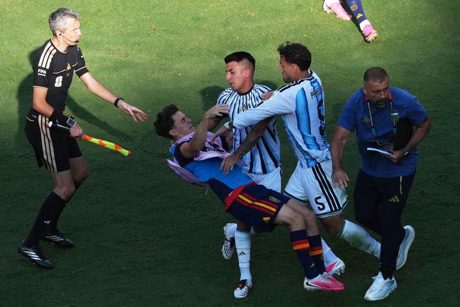 Paredes neudržal nervy na uzde.