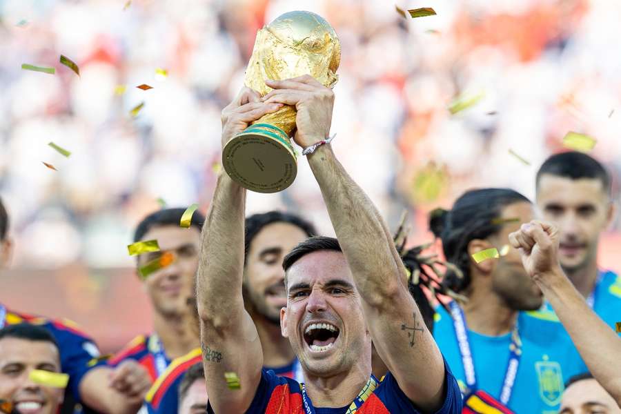 Fabián levanta la Copa del Mundo en Nueva York Fabián levanta la Copa del Mundo en Nueva York