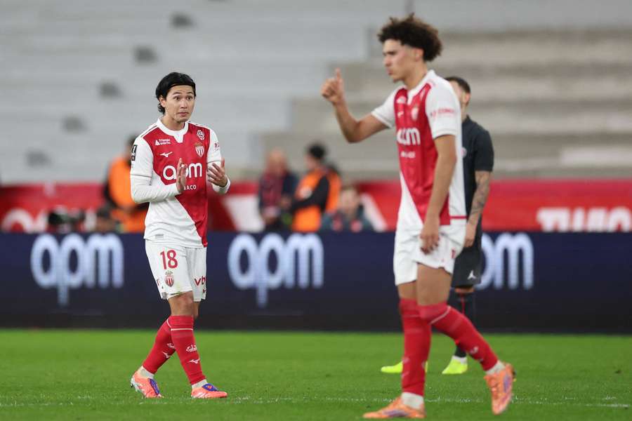 Takumi Minamino et Maghnes Akliouche en discussion sur le terrain.