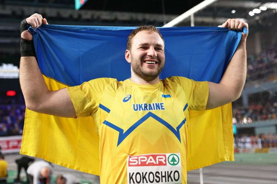 Kokoshko com a bandeira da Ucrânia